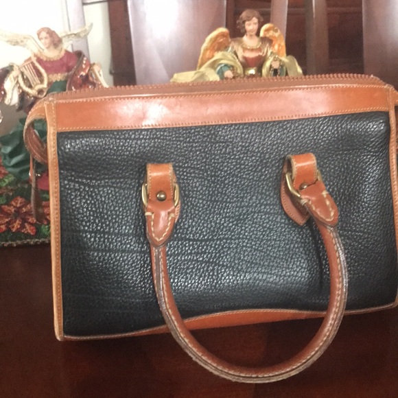 Dooney & Bourke, Good ole vintage battle worn Tote Solid,Everything thing works - Picture 5 of 14